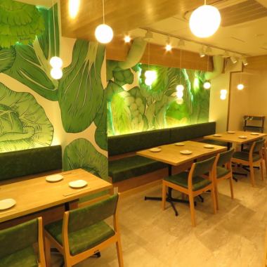 [自然的治癒之牆充滿了牆壁…！]可以在綠牆環繞下度過舒適時光的商店。您可以在愉悅的心情中享用美食，同時感受大自然的恩惠。圓形的燈光散發出柔和的光芒，木桌增添了溫暖。請在大自然的懷抱中度過奢華而特別的時光。