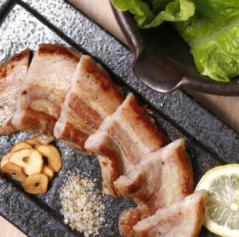 【ジューシーサムギョプサル】二種レタスで巻いて楽しむ1皿！