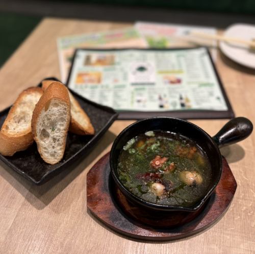 生菜和蒜香海鲜(可选),配法棍面包