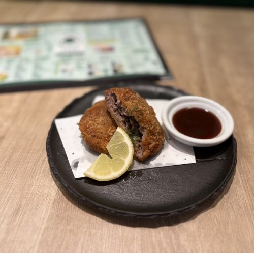 1块鲜嫩多汁的肉饼