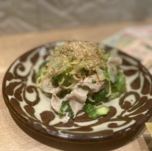 咸炒面配大量生菜