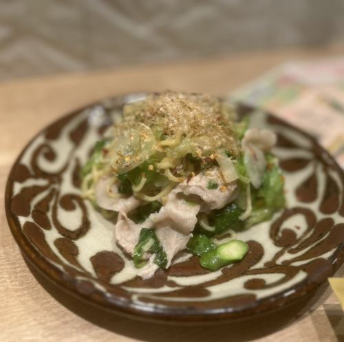 咸炒面配大量生菜