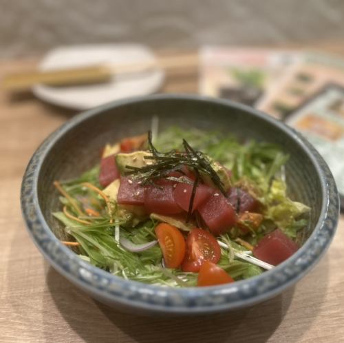 金枪鱼牛油果阿希波奇沙拉