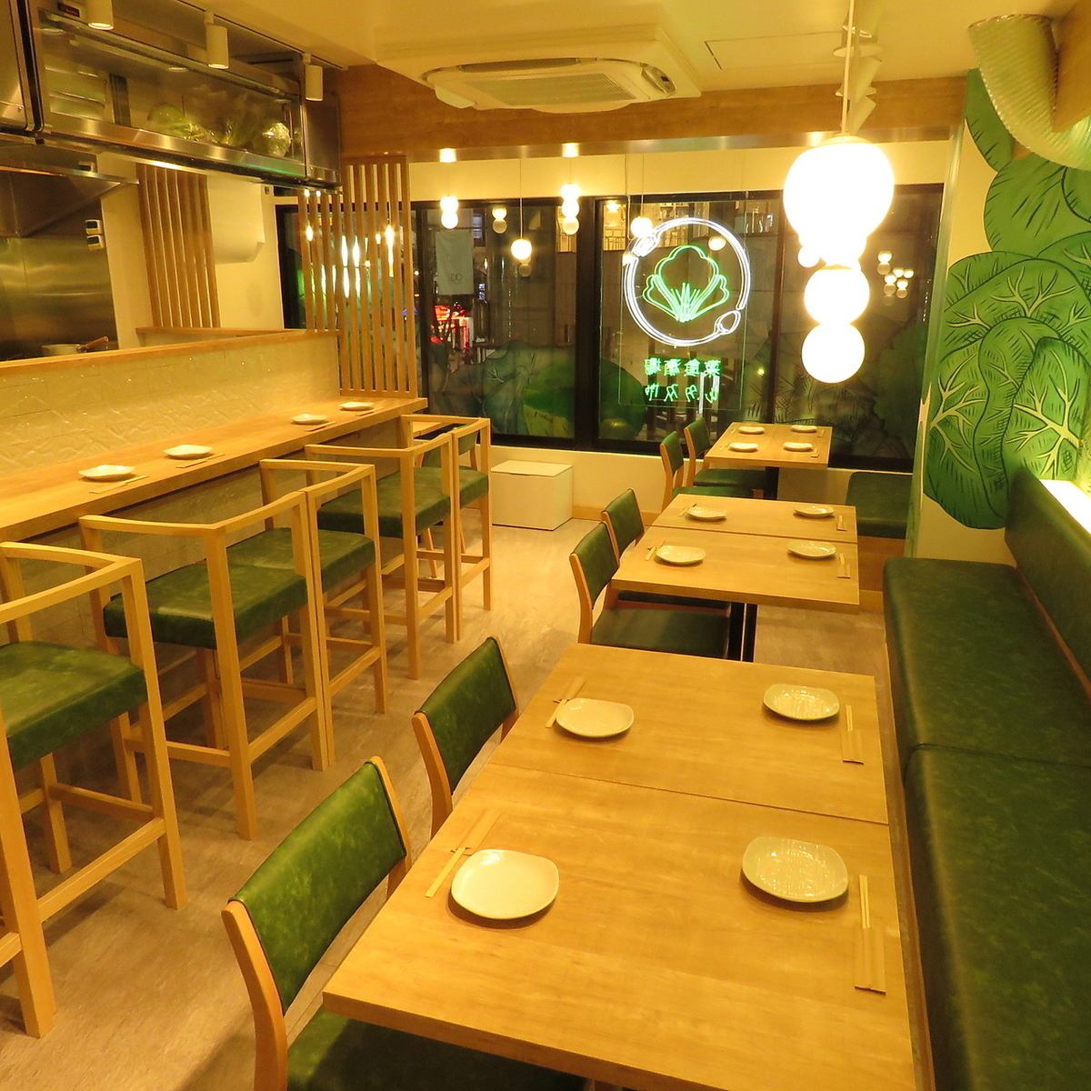 A beautiful interior with a cute lettuce pattern and comfortable lighting creates a wonderful atmosphere.