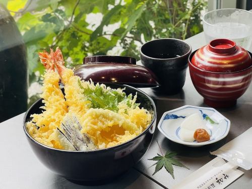 米飯和油炸魚碗