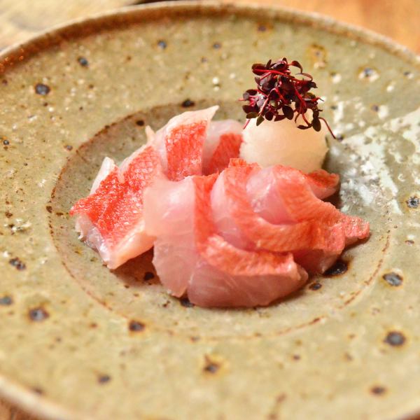 【良い雰囲気でリラックス】炉端焼きが自慢の和風居酒屋。落ち着いた雰囲気の中で旬の食材を楽しめます。酒が進むキャロットラペや香ばしい鯛の炭火焼は、どちらも酒が進む一品。特にナチュラルワインとのペアリングは絶妙で、料理の味わいを引き立てます。心地よい空間で、心も舌も満たされるひとときをお過ごしください。