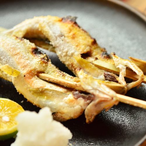 名物の炉端焼きを味わう