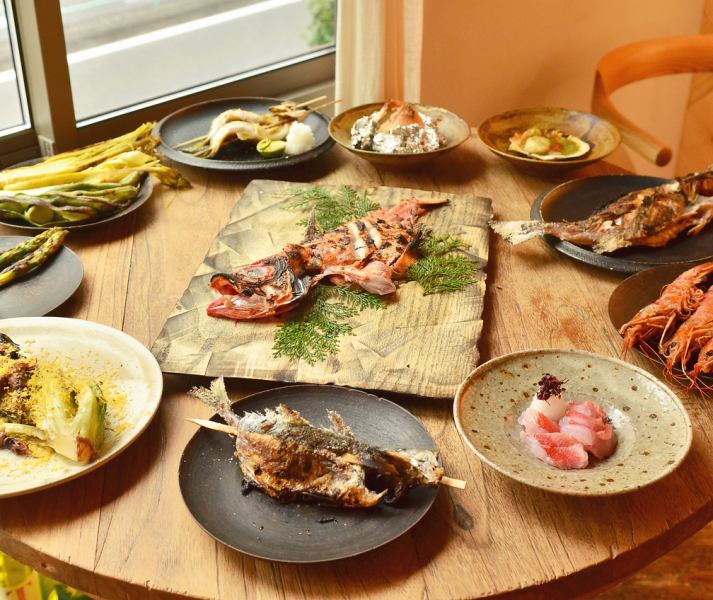 【藁の香ばしさが食欲をそそる】カツオの藁焼き