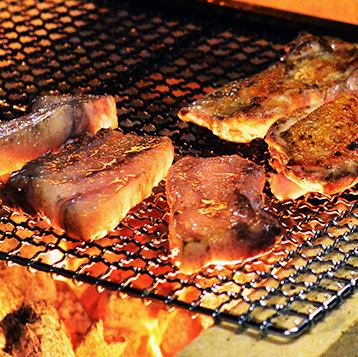 從京王新線幡谷站步行僅需2分鐘!品嚐爐端燒料理,時令食材以木炭和奶油烤製而成。