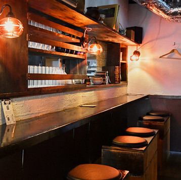 <p>吧台座位是特別的座位,您可以觀賞烹飪過程!您可以近距離享受炭火升騰的香氣和食材在烤架上滋滋作響的聲音,營造出熱鬧的氛圍。這裡非常適合熱愛烹飪的人,也適合那些只想獨自來這裡放鬆的人。一邊品嚐您最喜歡的飲品和炭烤菜餚,一邊與工作人員愉快交談。它非常適合成年人休閒放鬆。</p>