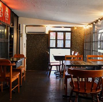 室內設計由員工和總裁親自操刀,處處體現對細節的關注和對細節的用心!這裡遠離城市喧囂的休閒場所,是成年人放鬆身心的理想之選,不僅適合附近居民,也是下班後小酌一杯的好去處。時尚又懷舊的氛圍,會讓你的閨蜜之夜或朋友聚會更加精彩。餐廳可以包場,是舉辦大型宴會的理想場所。