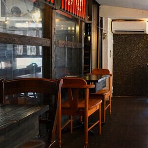 나뭇결의 따뜻함이 기분 좋은, 소규모 인원으로의 이용에 딱 맞는 테이블 석입니다.친한 친구와의 말이나 소중한 분과의 캐주얼한 저녁 식사에 최적.차분한 조명 아래에서 자랑스러운 노로 구이를 둘러싸면서 편안하게 식사를 즐길 수 있습니다.일상의 번잡함을 잊게 해 주는, 나무의 따뜻함에 넘친 공간에서 멋진 밤을 부디◎