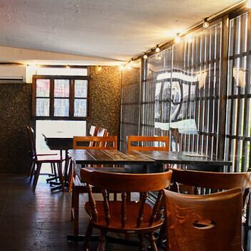 가족이나 그룹에서의 술집에 사용하기 편리한 4분 걸이의 테이블석입니다.넓은 테이블에서 다양한 코스 요리와 일품 요리를 마음껏 즐길 수 있습니다.여자회나 동료와의 친목회 등, 활기차게 보내고 싶은 씬에도 딱.스탭 수제의 조건이 담긴 공간에서, 맛있는 요리와 함께 미소 넘치는 시간을◎