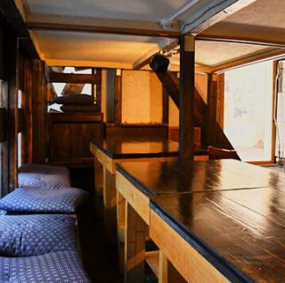 레이아웃의 상담도 가능한, 개방감이 있는 테이블석입니다.옆의 자리와 맞추는 것으로, 중규모 연회에도 유연하게 대응합니다.나무의 질감을 살린 인테리어가 식사 시간을 더욱 따뜻하게 연출.시바이 농원 직송의 야채와 유명 돼지의 숯불 구이를 맛보면서, 동료 내에서의 즐거운 대화가 점점 연주하는 것 틀림없습니다!