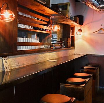 장인의 손과 숯불의 역동감을 가까이서 즐길 수 있는 특등석은, 혼자서의 만찬이나 데이트에도 추천입니다.눈앞에서 구워지는 고소한 향기에 감싸면서, 엄선한 차 갈기나 내츄럴 와인을 느긋하게 만끽할 수 있습니다.스탭과의 대화도 즐길 수 있는 편안한 분위기 속에서, 행복의 한때를 보내 주세요.