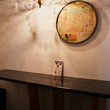 주위를 신경쓰지 않고 두 사람만의 시간을 보낼 수 있는, 한정 1실의 반 개인실입니다.프라이빗감이 확보되어 있기 때문에, 기념일 축하나 소중한 비즈니스 씬, 깊은 이야기를 하고 싶은 밤에도 최적.나무의 따뜻함에 싸인 은신처 같은 공간에서 엄선된 와인과 숯불 요리의 마리아주를 마음껏 차분히 즐길 수 있습니다 ◎