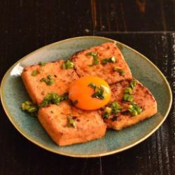 絹厚揚げ焼き、卵黄とニラ醤油