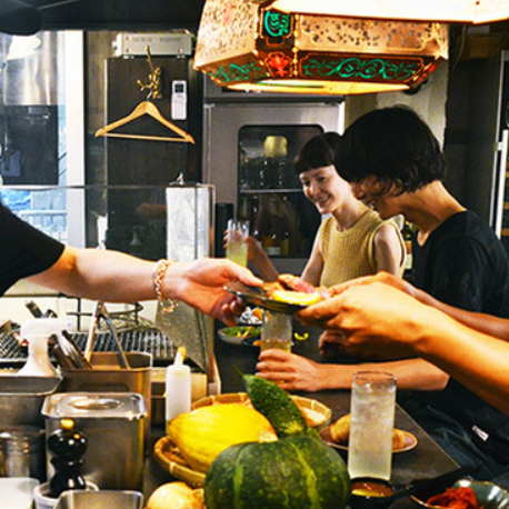 スタッフと社長自らが手作りで仕上げた内装には、随所にこだわりと愛情が詰まっています!近隣にお住まいの方や、仕事帰りの飲み会にも、落ち着いてご来店いただけるよなお店造りをしております♪お洒落だけどどこか懐かしい雰囲気は、女子会や友人との集まりにも。貸切も可能で、大人数での宴会にも◎