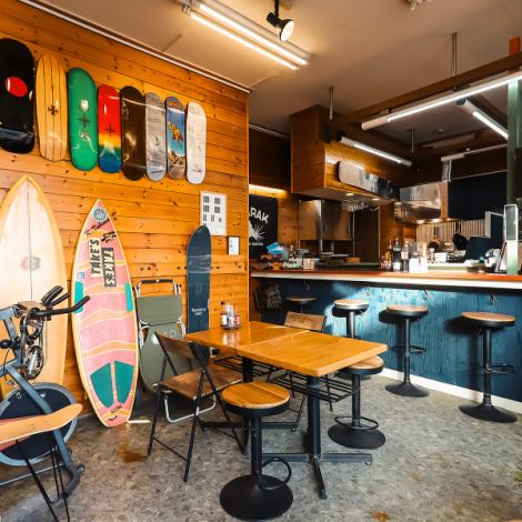 心地よい西海岸の風を感じながら、スパイシーなスープカレーを楽しむひととき。新鮮な野菜と厳選されたスパイスが織りなす、贅沢なハーモニー。友達や大切な人と、特別な時間をごゆっくりとお楽しみいただけます！