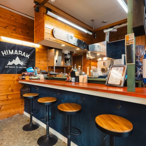 辻堂駅から車で約7分！西海岸のようなお洒落な雰囲気で贅沢に薬膳スープカレーをご堪能いただけます！ごゆっくり寛げるテーブル席やお1人様から愉しめるカウンター席をご用意しております！是非お気軽にお立ち寄りください！