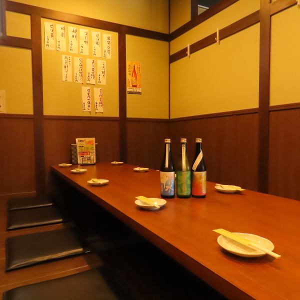 4名席と6名席をご用意しております！席の仕切りを設けて半個室のような雰囲気でお食事を召し上がることができます。ご家族やご友人、同僚と愉しくご歓談頂けます♪クーポン利用にて誕生日や記念日に金額に応じてデザートもご用意可能なので是非ご相談ください。思い出に残るひとときを★