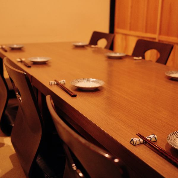 The private rooms are tatami-style chairs where you can relax and chat! They are very popular for girls' nights and meetings! (There are 4 rooms available, accommodating from 2 people) They are movable, so banquets for up to 20 people are also possible! The all-you-can-drink courses with a wide selection of meat dishes are also very popular.