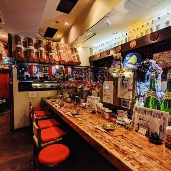 Just a 4-minute walk from Tama Plaza Station! This Okinawan izakaya offers over 70 types of awamori and authentic Okinawan cuisine.The interior of the restaurant has a peaceful atmosphere, featuring an Okinawan tiled roof.We also have wooden counter seats, so please feel free to come alone.