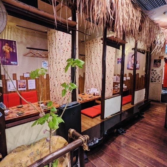Perfect for banquets! We also have raised tatami seating.It is a semi-private room and can accommodate small groups of 3-4 people to around 15 people.Please relax and enjoy the atmosphere as if you were visiting an old Okinawan house.