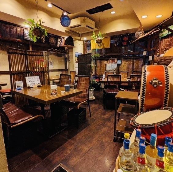 The interior of the store has a relaxed tropical atmosphere and a homey wood-toned space.We also pay special attention to the interior design. We offer not only Awamori but also Okinawan craft beer and original cocktails, so please feel free to stop by for a drink after work.