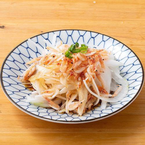 釜揚げ桜海老と新玉ねぎのサラダ