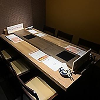 Enjoy a leisurely meal at the table on the second floor with a sense of openness.
