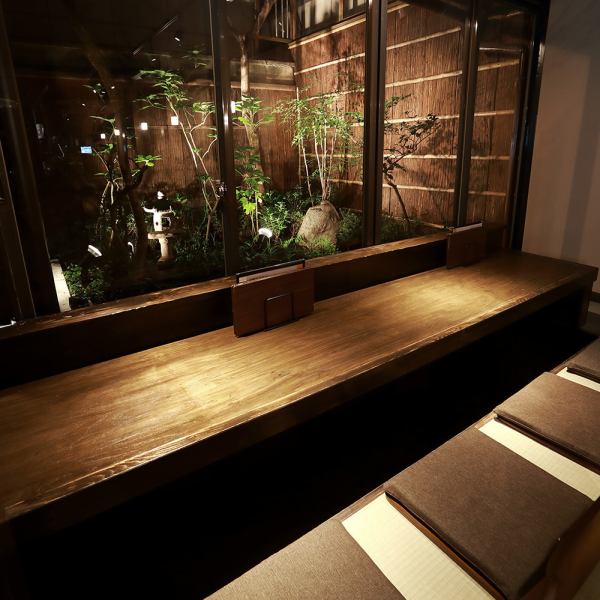 Counter seats are recommended for dates, birthdays and anniversaries.It is a counter seat with a sunken kotatsu style, and it is a counter with a good atmosphere where you can see the inner garden.It's a popular seat, so please make a reservation early!