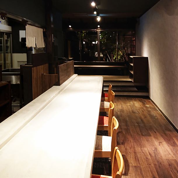 焼き鳥・野菜巻きを楽しみながらお酒を飲める「居酒屋」とも言える他所にない楽しみ方の出来る新しいスタイルのお店!ほどよく和とクラシックテイストを取り入れた居心地の良い落ち着いた空間の店内。会社帰りや接待、各種ご宴会にも◎