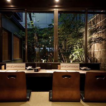 Hori counter seats where you can enjoy your meal while looking at the garden at the back of the first floor