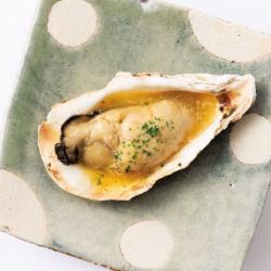 Shelled oysters grilled with garlic butter