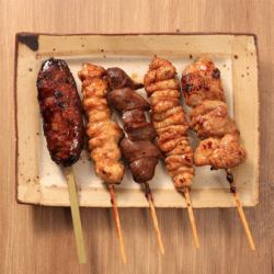 Assortment of 5 kinds of grilled chicken skewers