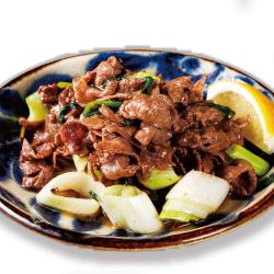 Grilled sliced beef tongue with white onions