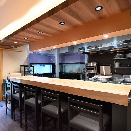 <p>職人の手仕事を間近で楽しめるカウンター席もご用意。お一人様のご利用も歓迎しており、特別なひとときを心ゆくまでお楽しみいただけます。落ち着いた雰囲気の中で、旬の食材を使った料理を味わいながら、贅沢な時間をお過ごしください。ご来店お待ちしております。</p>