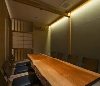By connecting rooms, you can create a private room with a sunken table that can accommodate up to 9 people.