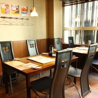 ブラウンを基調とした落ち着いた雰囲気のテーブル席はまったり過ごすのに最適。広々としたテーブルとなっているためゆったりお座りいただけます。グループでの食事会や飲み会に◎
