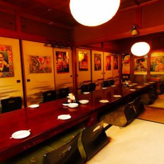 座敷フロアの貸し切りも可能です。レトロな雰囲気の座敷フロアで宴会をお楽しみください。マイク、プロジェクターの貸し出しなども受け付けております。