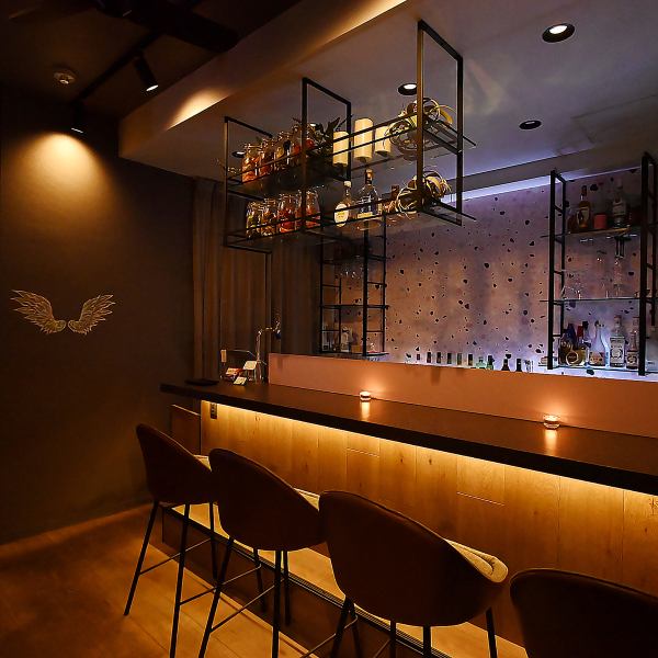 【カジュアルな店内】5席あるカウンター席からは、ずらりと並んだ美しいお酒のボトルを眺めることができます。お一人様でも気兼ねなく楽しめる雰囲気で、夜の締めくくりに美味しいスイーツをご褒美として味わうのにぴったりです◎