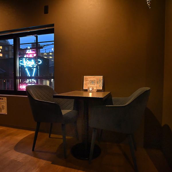 【夜を楽しむ大人のカフェ】2名がけテーブル席が3つ、4名がけテーブル席が1つあり、二次会や夜遅い時間帯の飲み会にも対応しています。お酒を飲んだ後の〆パフェとしてはもちろん、ゆったりと会話を楽しむ場としてもご利用いただけます！