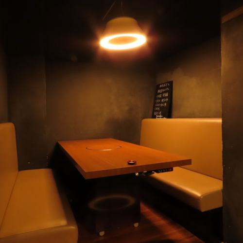 <p>【歓迎会ご予約受付中】店内奥には半個室もご用意♪プライベートな空間でデートや女子会はいかがですか？リニューアルしたお店で美味しい韓国料理をご堪能ください！！</p>