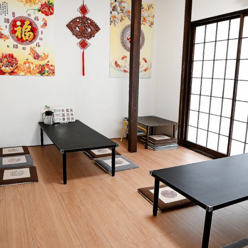 We have 2 tatami seats with a table for 6 people.