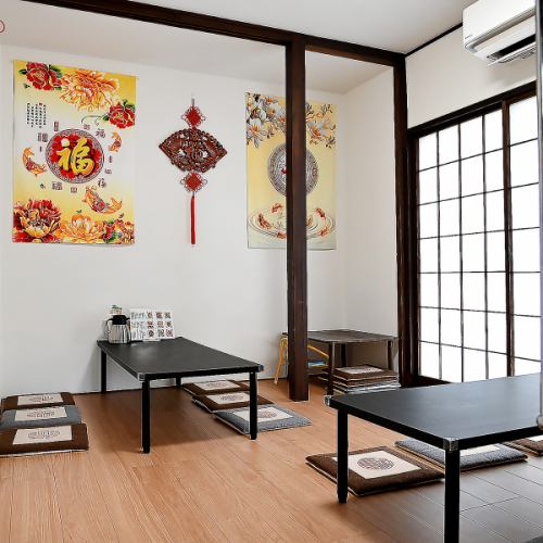 The tatami room can be reserved for groups of 8 to 12 people. Please feel free to contact us.