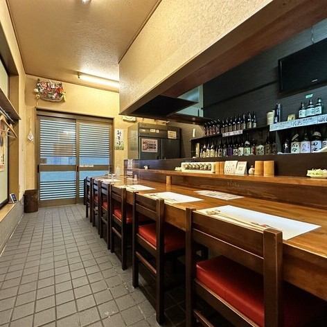 落ち着いた大人の雰囲気が漂う店内には、目の前で串カツが揚がる様子を楽しめるカウンター席をご用意しております。揚げたての香ばしい音や香りを五感で楽しめるライブ感が魅力。静かでゆっくりとお食事を楽しめる空間は、自分へのご褒美や大切な方とのデートにも最適です。