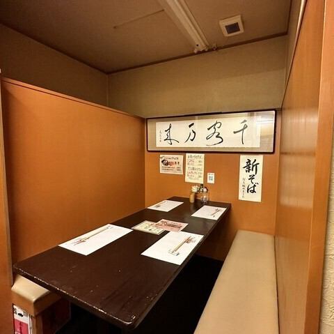 半個室のような区切られたテーブル席は、周囲を気にせず、静かにゆっくりとお食事を楽しみたいシーンにぴったりです。落ち着いた内装が会話と料理をより一層引き立ててくれます。友人との会食や、落ち着いてゆっくりとお酒を嗜みたい夜のご利用におすすめです。