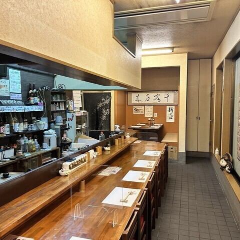 温かみのある落ち着いた雰囲気に包まれた店内は、仕事終わりの一杯から大切な方との語らいまで、幅広く利用できる特別な空間です。じっくりとお食事やお酒に向き合える環境が整っており、最大14名様までの貸切利用もご相談可能。プライベートな時間を過ごしたい時にもぜひご利用ください。