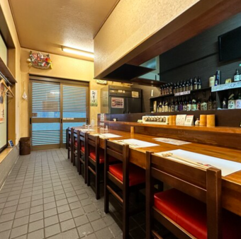 カウンターのお席は8席あります。